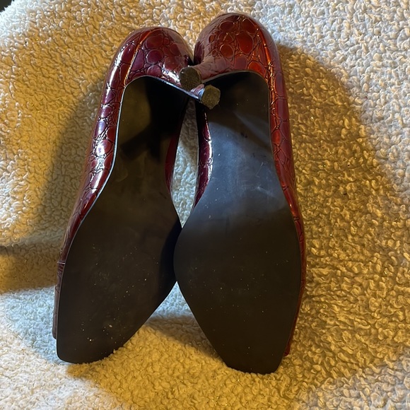 Rampage brand maroon 3-inch heels. Textured leather with a peep toe. Size 8 - Picture 5 of 5